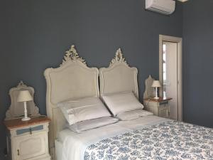 Un pat sau paturi într-o cameră la B&B La Villa Mediterranea