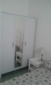 マリーナ・ディ・ラグーザにあるCasuzze Countryのベッドルーム1室(鏡、ベッド1台、テーブル付)