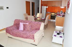 a living room with a couch and a kitchen at Apartamento Ireny in Praia