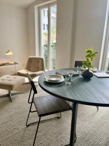 uma mesa e cadeiras numa sala de estar em WELL Pretty Places - sustainable interior design in the Citycenter em Kassel