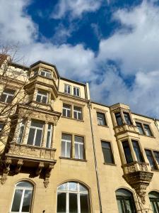 um edifício alto com janelas do lado em WELL Pretty Places - sustainable interior design in the Citycenter em Kassel