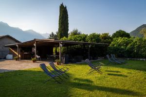 eine Gruppe von Gartenstühlen im Gras in der Unterkunft Andirivieni Bellagio Guest House in Bellagio