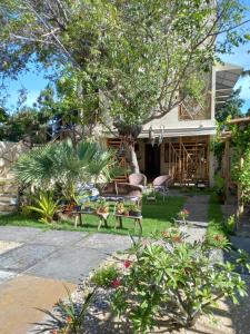 a house with a table and chairs in the yard at Casa Éolica in Barra Grande