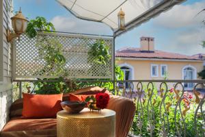 A balcony or terrace at La Capria Suite Hotel Alacati