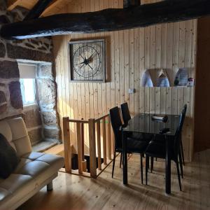 una sala da pranzo con un tavolo e un orologio a parete di Isatour - Casa do Miradouro a Adsamo