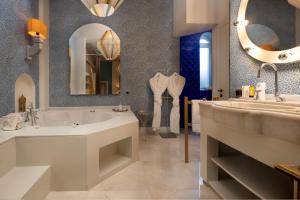 A bathroom at La Capria Suite Hotel Alacati