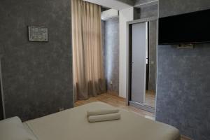 Postel nebo postele na pokoji v ubytování Tskaltubo Hotel Terrace
