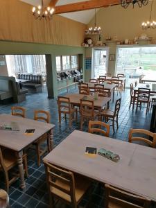 ein Esszimmer mit Tischen und Stühlen in einem Restaurant in der Unterkunft B&B Hoeve de Schapenkop in Ronse