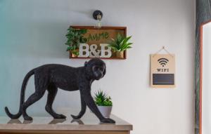 a black dog statue on top of a shelf at Anime Bed&Breakfast in Siracusa