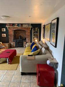 sala de estar con sofá y chimenea en Heir Island House, en Skibbereen