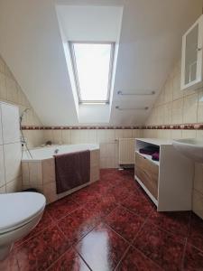 een badkamer met een toilet, een bad en een wastafel bij Ferienwohnung Struppi Sächsische Schweiz in Struppen