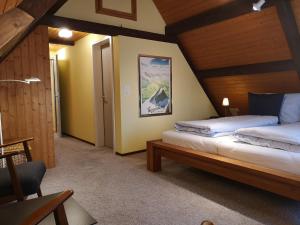 um quarto com 2 camas num sótão em Gasthaus Friedegg em Wildhaus