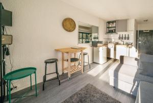 uma cozinha e sala de estar com mesa e cadeiras em Chamonix Sud studio with Mont Blanc views em Chamonix-Mont-Blanc