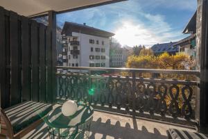 uma varanda com um banco e vista para a cidade em Chamonix Sud studio with Mont Blanc views em Chamonix-Mont-Blanc