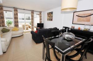 صورة لـ 3 Bedroom Townhouse Benahavis Village في بينهافيس