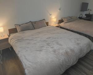 A bed or beds in a room at 海灣旅宿