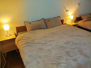 A bed or beds in a room at 海灣旅宿