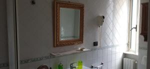 カーヴァ・デ・ティッレーニにあるB&B Da Vincenzoのバスルーム(鏡、シンク付)