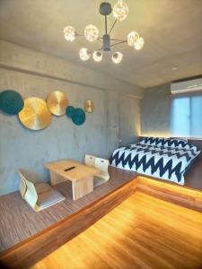 A bed or beds in a room at 海灣旅宿