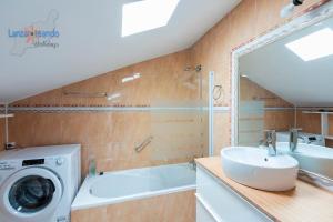 Koupelna v ubytování Vivienda Vacacional Sunny - duplex apartment 2beds 2 baths