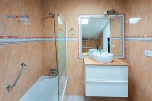 Koupelna v ubytování Vivienda Vacacional Sunny - duplex apartment 2beds 2 baths