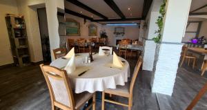 فندق روسلي في Oberried: غرفة طعام مع طاولة بيضاء وكراسي