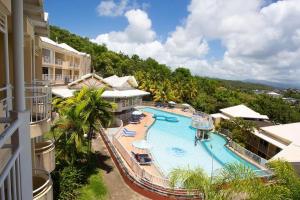 un'immagine di una piscina in un resort di Un petit coin de soleil au Paradis a La Trinité