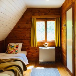 Postel nebo postele na pokoji v ubytování Red Beech Cabin - Lake Bohinj & Triglav National Park retreat