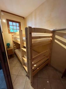 Habitación con 2 literas en una habitación en Résidence Margarita en Plage dʼArgelès