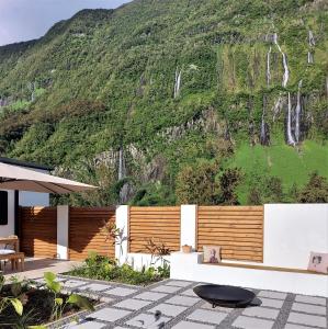 Villa Couleur Nature في سالازي: إطلالة على الجبل من فناء المنزل