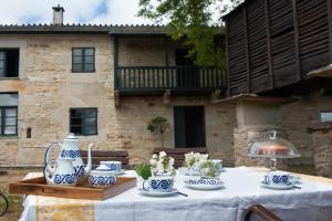 a table with blue and white dishes on top of it at Casa Quinta de Cecil in Villalba