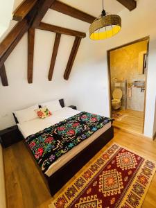 Tempat tidur dalam kamar di Casa Moroșanului