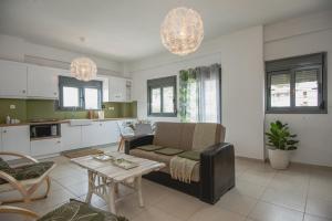 Kuchyň nebo kuchyňský kout v ubytování Chrisambelos Apartments