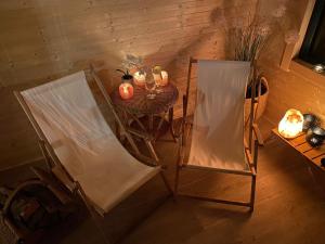 a room with a table and a chair and a table at Siedlisko Podlasie in Kuraszewo