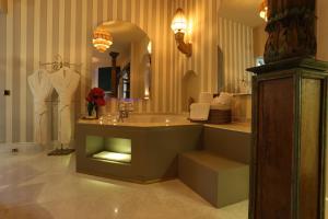 A bathroom at La Capria Suite Hotel Alacati