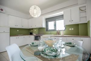 Kuchyň nebo kuchyňský kout v ubytování Chrisambelos Apartments