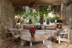 A seating area at La Capria Suite Hotel Alacati