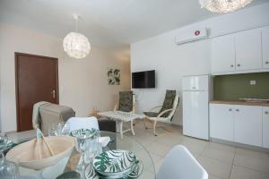 Kuchyň nebo kuchyňský kout v ubytování Chrisambelos Apartments