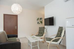 TV a/nebo společenská místnost v ubytování Chrisambelos Apartments