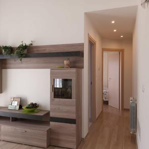 un soggiorno con parete in legno e mensola di IL LIMONE ad Ameglia