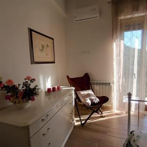 una camera con cassettiera, sedia e finestra di IL LIMONE ad Ameglia