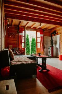 een woonkamer met een bank en een tafel bij Drinska Villa Cabin in Perućac
