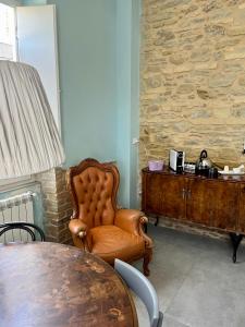 オルトーナにあるRipari di Giobbeのテーブルと椅子、木製のキャビネットが備わる客室です。