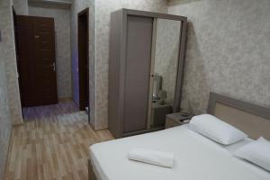 Postel nebo postele na pokoji v ubytování Tskaltubo Hotel Terrace