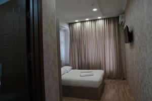Postel nebo postele na pokoji v ubytování Tskaltubo Hotel Terrace