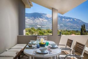 een tafel en stoelen met uitzicht op een berg bij Rodia Art House in Spartia