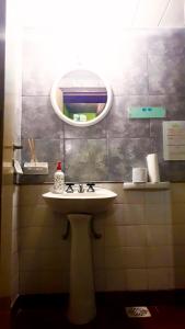 聖菲的住宿－InstaLate Hostel，一间带水槽和镜子的浴室