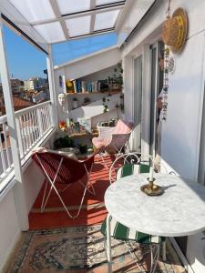 Un balcón con una mesa y sillas en un balcón. en Ático acogedor en casco antiguo, en Cangas de Morrazo 27 fotos más