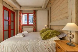 Posteľ alebo postele v izbe v ubytovaní La Blaitière - Luxe Apart Center Chamonix , Next to Piste Planard - By Cozee Rentals