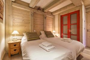 Posteľ alebo postele v izbe v ubytovaní La Blaitière - Luxe Apart Center Chamonix , Next to Piste Planard - By Cozee Rentals